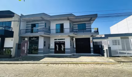 CASA DE 04 DORMITÓRIOS E  02 SALAS COMERCIAIS, NO CENTRO DE NAVEGANTES/SC!