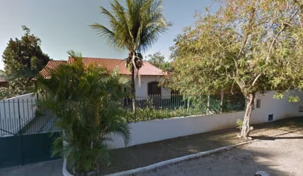 Linda casa no Coqueiral – Mais de 1.000 m² de Puro Verde