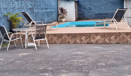 Casa com 2 dormitórios sendo 2 suítes e com piscina a 600m da praia