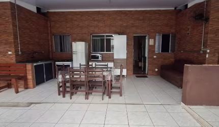 Casa com 2 dormitórios sendo 2 suítes e com piscina a 600m da praia