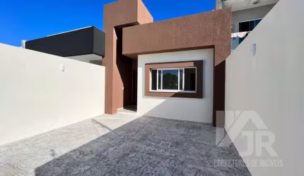 Casa terrea a venda em Camboriú com suíte e amplo espaço de fundos