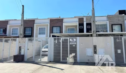 Sobrado a venda em Camboriú com 2 suítes, 2 vagas de garagem amplo espaço de fundos com hidromassage
