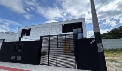 Casa a venda em Camboriú com 3 quartos e 2 vagas de garagem