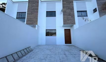 Sobrado para venda possui 90 metros quadrados com 2 suites e piscina