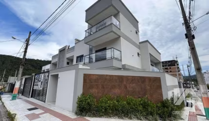 Sobrado Triplex tem 143 metros quadrados com 3 suites em São Francisco de Assis - Camboriú - SC