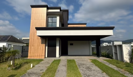 Casa de alto padrão no Caledonia Camboriú no bairro Santa Regina com 3 quartos sendo 1 suíte master!!