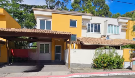 Sofisticada casa condomínio fechado!