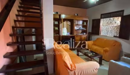 CASA COM DOIS PAVIMENTOS E GARAGEM, À VENDA NO BAIRRO HERNANE SÁ, NA ZONA SUL DE ILHEUS,  PRÓXIMO A