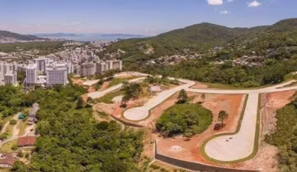 Terreno à venda no Itacorubi, Florianópolis  por R$ 1.073.000