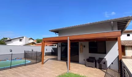 Casa em condomínio fechado com 3 quartos à venda na Barra da Lagoa, Florianópolis  por R$ 1.800.000