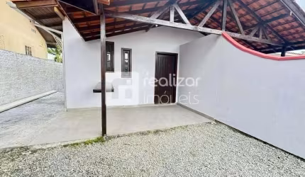 Casa com 2 quartos para alugar no Carianos, Florianópolis  por R$ 3.600