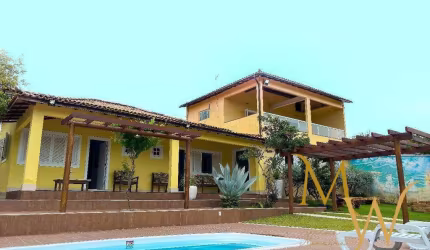 Casa de Alto - Um Refúgio Privativo com 3 Residências e Muito Verde.