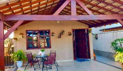 Excelente casa em Barra de São João com 2 pavimentos.