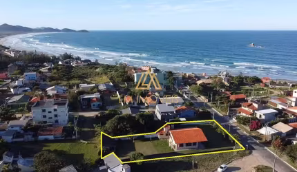 Ótima casa localizada a poucos metros da Praia da Ribanceira.