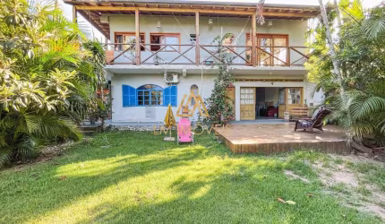 Casa aconchegante com amplo terreno próximo a lagoa do Quintino
