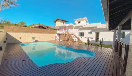 Casa apta a financiamento com piscina, à 500 metros da lagoa de Ibiraquera