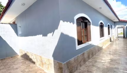 Casa á venda com piscina 50 metros da praia em Parque Balneario Comodoro, Mongaguá/SP