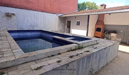 Casa á venda com churrasqueira e piscina 700 metros da praia no bairro  Tupy, Itanhaém/SP