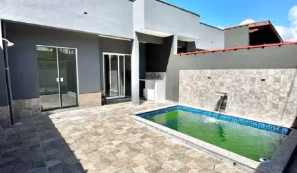 Casa á venda com piscina 50 metros da praia em Parque Balneario Comodoro, Mongaguá/SP