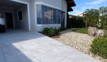 EXCELENTE CASA DE TRÊS DORMITÓRIOS - SEMI MOBILIADA