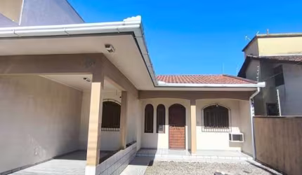 CASA COM DOIS DORMITÓRIOS - PRAÇA