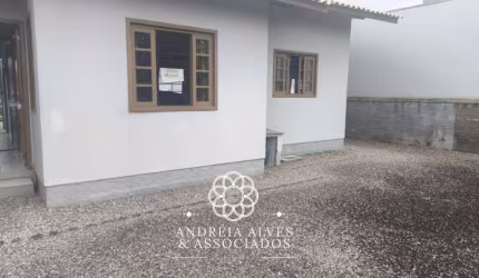 CASA COM DOIS DORMITÓRIOS, SENDO UMA SUÍTE - UNIVERSITÁRIO