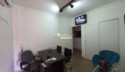 Sala em avenida movimentada
