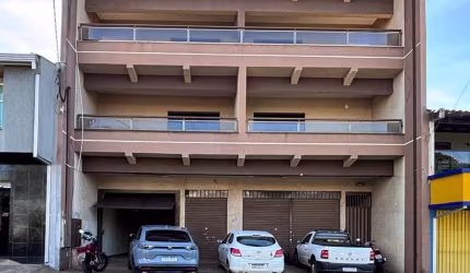 Prédio inteiro - 3 apartamentos e um salão comercial