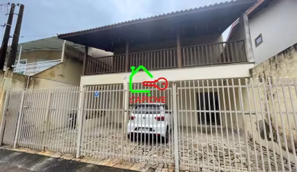 Oportunidade imperdível: Casa à venda em Vinhedo-SP, no bairro Bosque, com 3 quartos, 1 suíte, 2 salas, 3 banheiros, 6 vagas de garagem e 164,71 m² de área.