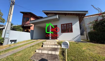 Casa de alto padrão em condomínio de luxo em Vinhedo-SP, bairro Pinheirinho: 3 quartos, 1 suíte, 2 salas, 2 banheiros, 2 vagas, 150 m².