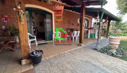 Linda casa de condomínio à venda em Vinhedo-SP, bairro Caixa D´água: 3 quartos, 2 suítes, 2 salas, 4 banheiros, 5 vagas, 207m².