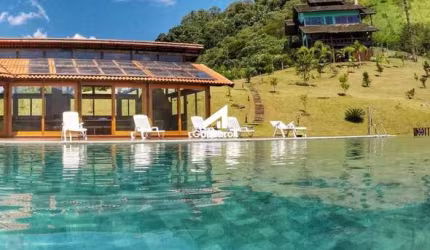 Sítio com Chalés, Piscina e Vista para a Montanha