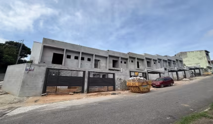 Sobrados novos em construção em Poá