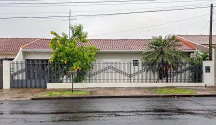 Casa à venda na Zona Norte de Maringá com Piscina | 3 quartos  sendo 1 suíte