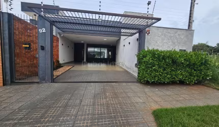 Casa à venda no  Jardim Mediterrâneo, Maringá, 3 suítes, mobiliada, com energia solar e piscina.