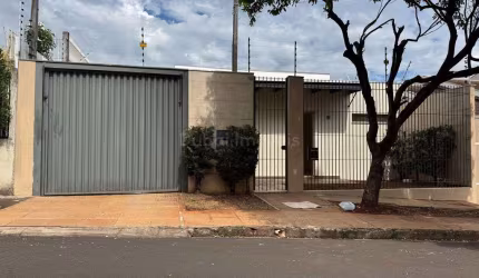 Casa com 2 Suítes, Edícula e Terreno de 420m  - Jardim Leblon, Maringá PR