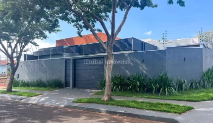 Oportunidade  Casa de Esquina Espaçosa com 3 Quartos Jardim Oriental