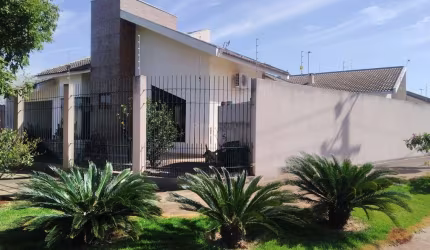 EXCELENTE CASA A VENDA COM PISCINA NO JARDIM DIAS. CONFORTO, ESTILO E SUSTENTABILIDADE.