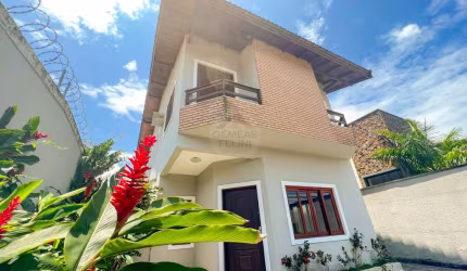 Casa fora de condomínio com 3 suites, piscina e churrasqueira. Na praia de Juquehy