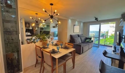 Apartamento mobiliado, 2 dormitórios, suite, sacada, 2 vagas no Petrópolis