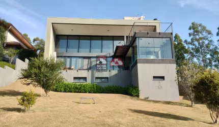 Linda casa em condomínio com acabendo refinado