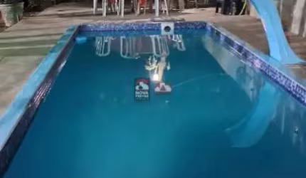 Chácara de 8 mil m². Repleta de árvores frutíferas e com piscina e churrasqueira.