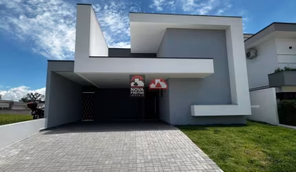 Casa Incrível com 3 Suítes e Escritório em Condomínio!