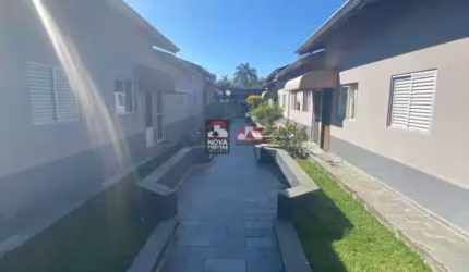 Linda casa térrea em condomínio fechado no golfinho