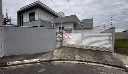 CASA AREJADA E ILUMINADA À VENDA NO BAIRRO SANTA CLARA!
