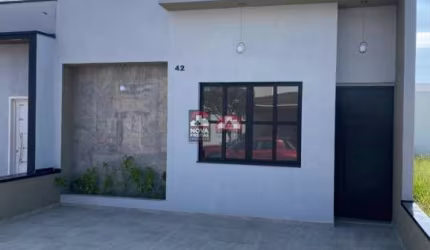 Casa em Condomínio Fechado com 3 Dormitórios e Piscina!