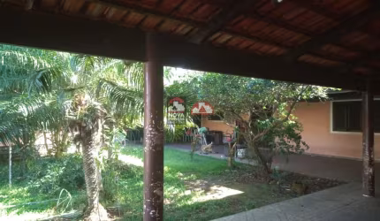 Vende-se casa no Indaiá, com quintal grande e vaga coberta para três carros!