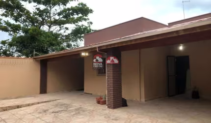 EXCELENTE CASA TÉRREA  3 Dorms, há  poucos metros da praia