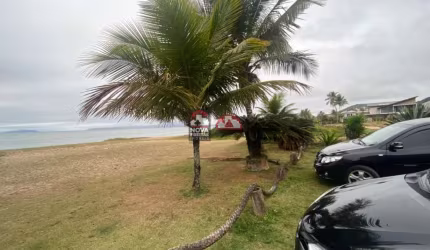 Casa pé na areia na praia do Capricórnio.