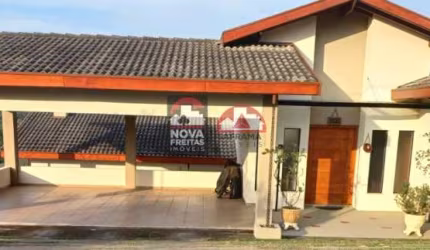 Linda casa assobradada com muito quintal!
